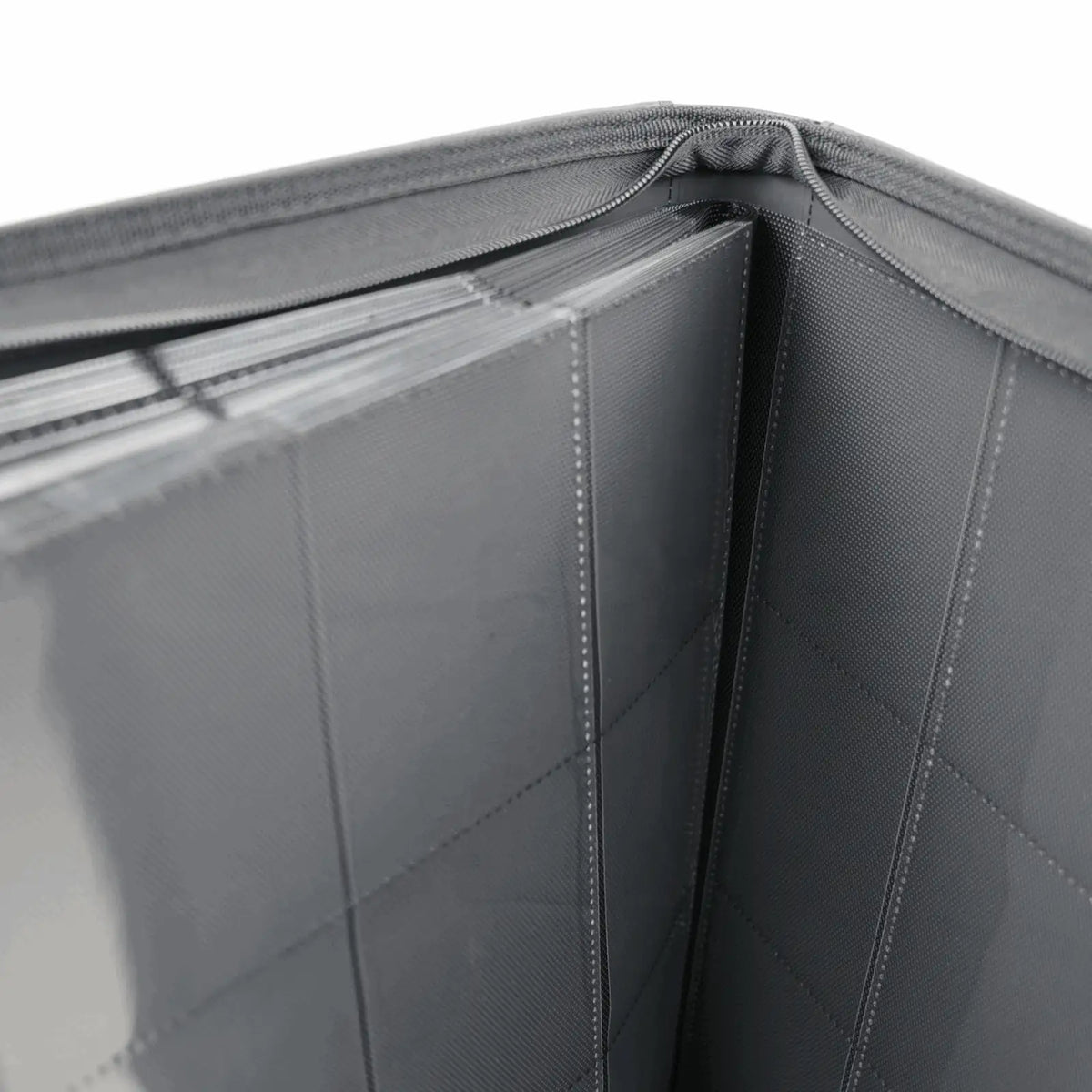 cardcosmos - 9 Pocket Zip Premium Leather Binder - Schwarz/Silber
